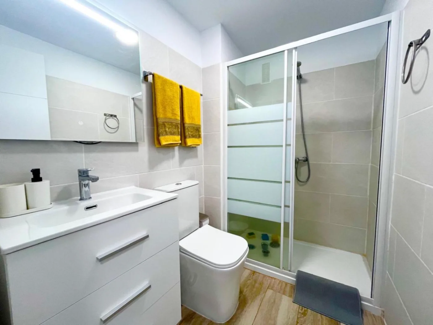 Baño con ducha y mampara