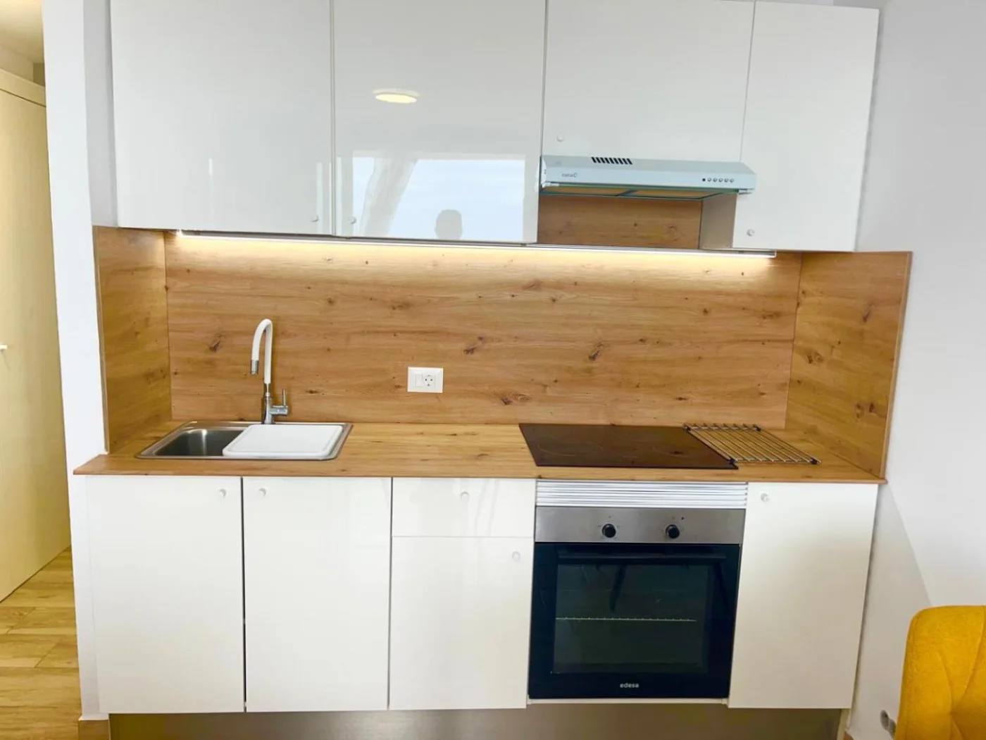 Cocina equipada con horno