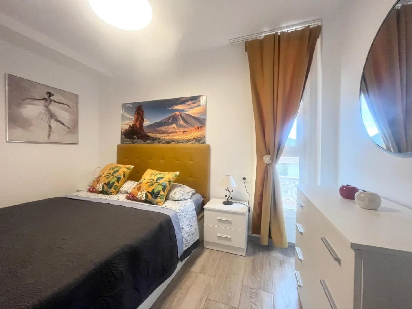 Dormitorio con cortinas y espejo