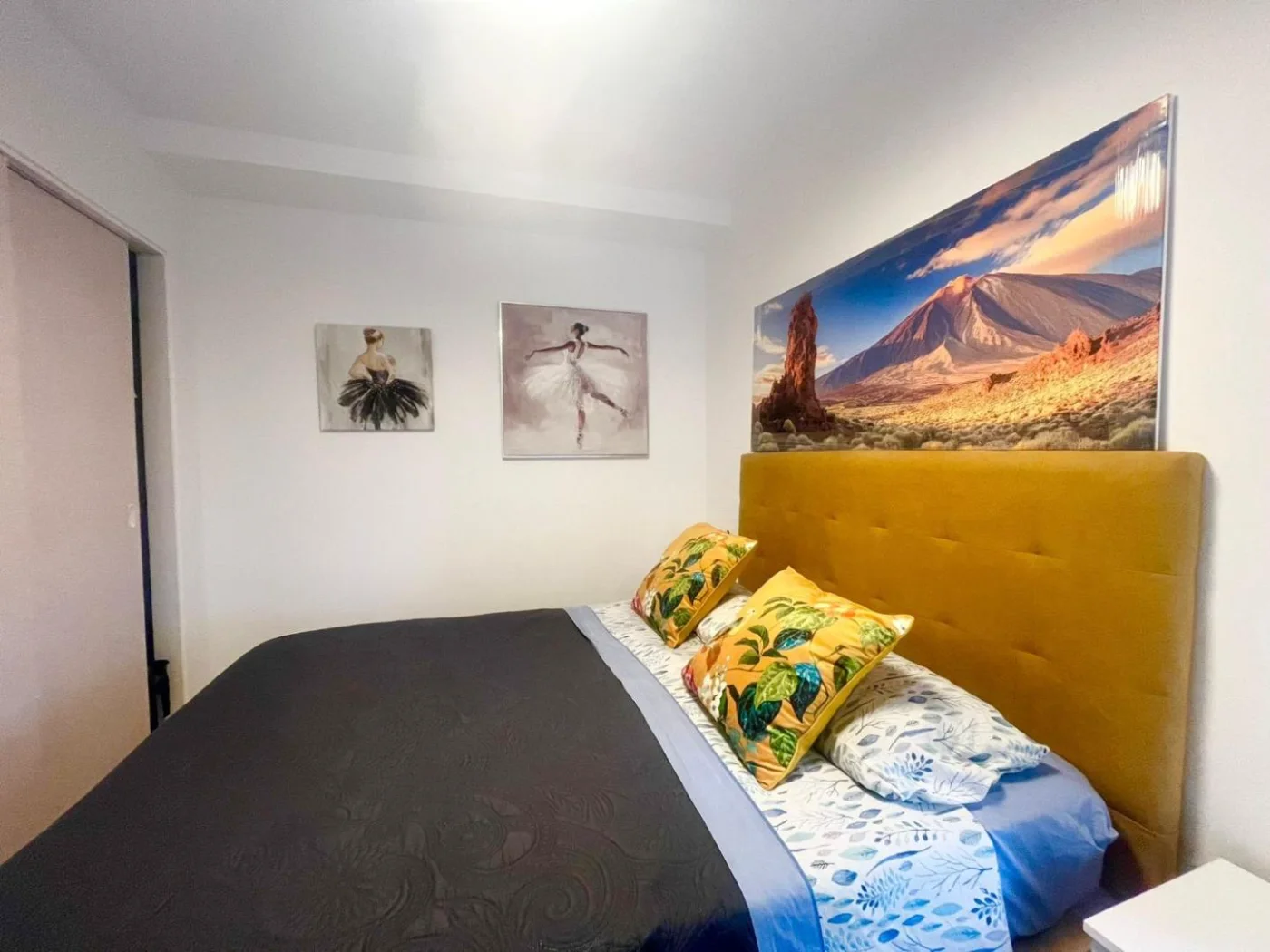 Dormitorio con cuadro del Teide