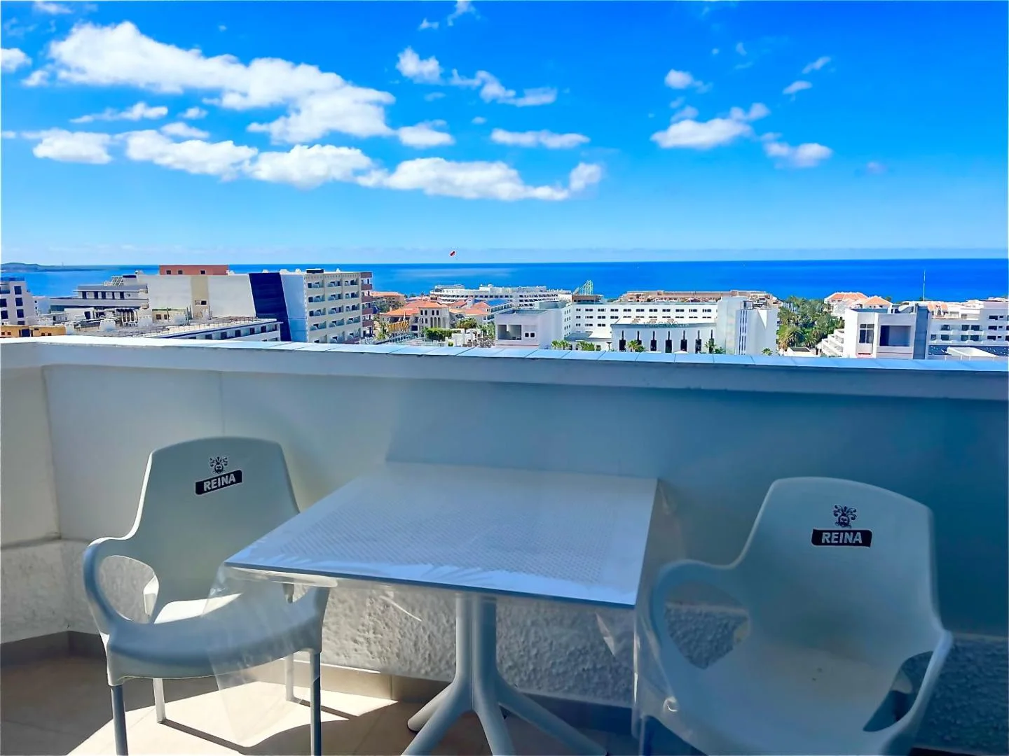 Mesa en el balcón con vistas al mar
