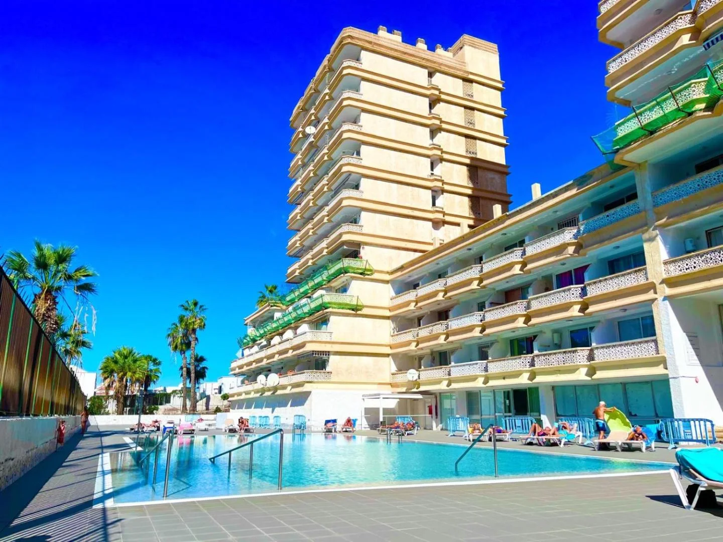 El edificio y la piscina