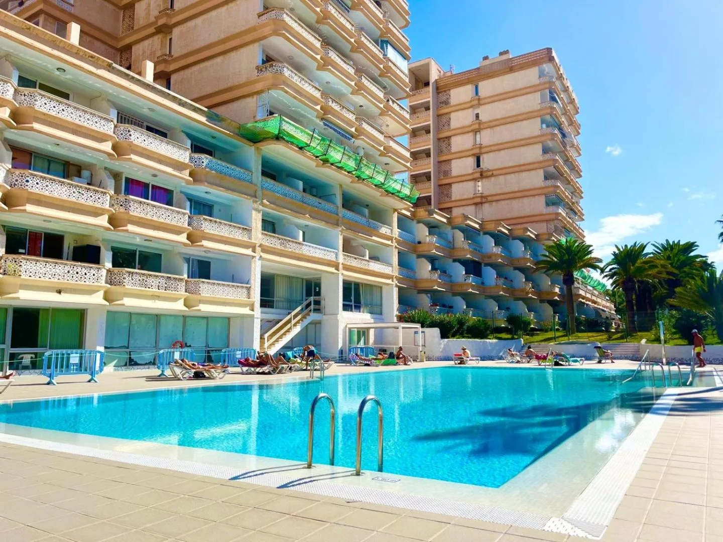 Piscina del complejo con palmeras