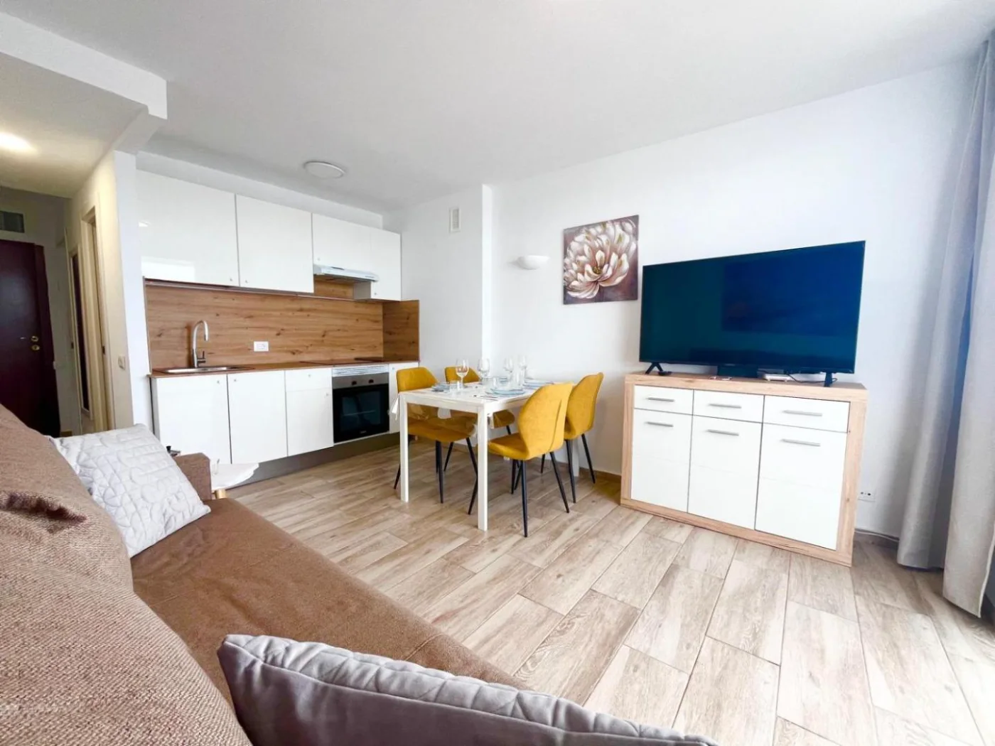 Salón con televisión y mesa